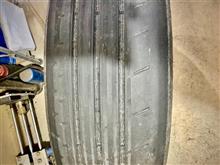 きっちり使いきった!? ……いえいえ限界超えてますね。そんな純正装着のPOTENZA S007から、S007Aへ交換。タイヤの点検もお忘れなく〜
