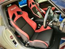頬ずりしたくなるウルトラスエード採用の“RECARO SR-7 GU100”を2脚お揃いで装着。カラーコーディネートもバッチリです。