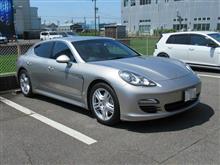 継続車検...ポルシェ　パナメーラ　メンテナンスでエンジンオイル交換