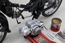 スーパーカブの整備手帳　エンジンを載せる