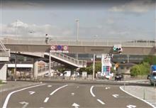 歩道橋に激突？