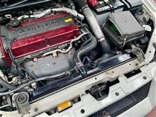 ラジエター回りの水漏れの跡は要注意。エンジンルーム内のこまめな点検で不意のトラブル発生を防ぎましょう!!