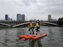 水上自転車で水上散歩　(≧▽≦)