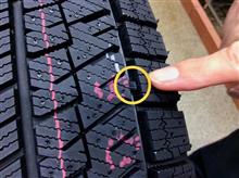 タイヤ摩耗の使用限度を示す目安が“スリップサイン”。でもスタッドレスタイヤには冬用タイヤとしての使用限度を示すサイン“プラットホーム”があるんです。ココも要チェック!!ですよ。