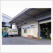 大きく掲げられたブルーオーバ ...