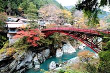 中津川渓谷沿いを行く