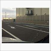 ブルーのラインは自転車レーン