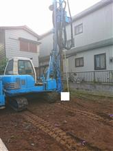 隣で重機による土地改良工事　ぶおーんばおーん　とんかんとんかん