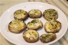 椎茸を食べる