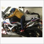 チビ、S1000RRにまたがる