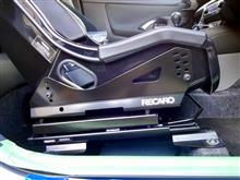 レカロ･プロレーサーRMS 2700Gを専用サイドアダプターで調整して純正比-20mmポジションダウンで装着。ドア側に15mmほどオフセットしていたので、スペーサーにてバッチリ調整しました。