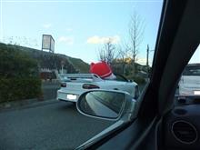 オープンカーに何か大きなものが乗っている・・