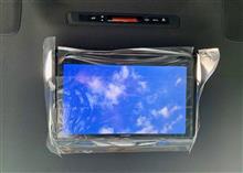 ムーンルーフはいまや液晶モニターの時代!?“エニタイムビジョン”は雨でも青空が楽しめます。最新サイバーナビと一緒に“カロッツェリアTVM-FW1300-B”を取り付けました。