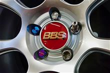 BBS RE-V7 絶賛オーダー受付中!! BBS待望の新作ホイールですが、センターキャップやホイールナットでこんなふうに自分らしく個性を主張するのもありですね。