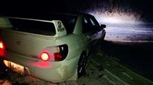 寒波で普段あまり降らない場所でもかなり降雪がありましたが、いちばん気になるのは凍った路面。さまざまな雪道に効くスタッドレスタイヤ装着が大事です。