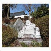 御影石の石段のお寺
