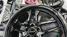 一体感にこだわったこだわりのリム＆フェイスデザインがインパクト大!! レイズの新作「ベルサスVS250LC」に注目。そしてボルクレーシング GT090“FACE-3”のコンケーブにもウットリです。