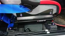 フルバケ装着に合わせてCUSCOの4点式レーシングハーネスとパワーブレースシートレールプラスを投入。そしてこんなところにレインボーカラーが美しい鍛造チタニウムボルトを使っちゃいました!!