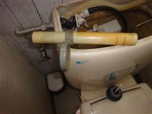 トイレ水洗のオーバーフロー管が再度折れました・・・