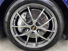 濃紺のボディカラーにダイヤモンドブラックの“BBS RI-A”の組み合わせで、とってもオトナなセダンに仕上がりました。ノーブルな美しさがいいですね〜