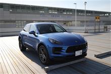 ポルシェの新車はなぜ「フロントウインドウの内側に、白い汚れが付着する」のか？