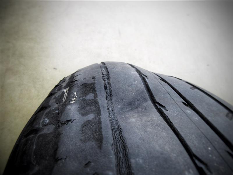 まさに危機一髪 こんなタイヤを見つけたらすぐ交換 60km Hぐらいになると怖いぐらいの振動があると思ったら トレッド面にぷっくり膨らみができちゃっていました Cockpitのブログ Cockpit みんカラ まさに危機一髪 こんなタイヤを見つけたらすぐ交換 60km Hぐらいになると怖いぐらいの振動があると思ったら トレッド面にぷっくり膨らみができちゃっていました Cockpitのブログ Cockpit みんカラ