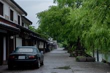 雨の倉敷運河とロードスター