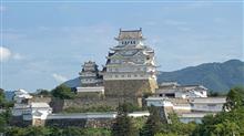 遠巻きに