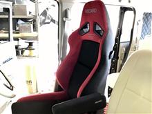 ウルトラスエード採用＆シートヒーター装備の“RECARO SR-7F GU100H”をアームレストも組み合わせて装着。毎日乗るクルマなので快適に走れるようチョイスしました!!