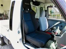 仕事用の軽トラ･軽バンだからこそ快適なシートは重要です。ハイゼットジャンボ（S211P）にポジションをきめ細かく調整しながら、「レカロ SR-7F GK100」を取り付けました。