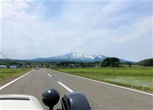 鳥海グリーンラインから日本海に抜け国道７号の看板とsevenのツーショット写真を撮影するツーリング 