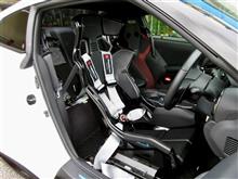 RECAROからRECAROへ、フルバケからフルバケへですが、GT−Rの走りを存分に堪能するならやはりこのシート。“RECARO PRO RACER RMS 2700G”をポジションにこだわって装着！