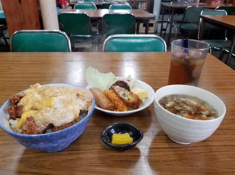トヨタ屋食堂にてカツ丼と豚汁＋おかずを愉しむ」アライグマのアライの 