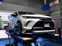 新車のハリアー。ノーマルの車高は納得できなかったので走行93kmでローダウン。信頼のダウンスプリング“RS☆R Ti2000”で40mmほど下げ、いい感じになりましたよ。