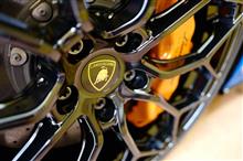 ランボルギーニ・ウラカンEVO RWD久々に洗車。軽量鍛造ホイールは「肉抜き」のためにちょっと洗いにくく、現在はムートンを使用することで対応中