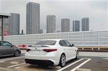 雨の日には、全天候型のセダンに乗って 雨の日には、全天候型のセダンに乗って