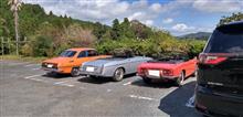 旧車でドライブ。