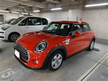 車検の代車、オレンジ色の５ドア ミニ・ワン。