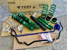 TEIN FLEX Zを取り付けましたが、前後ともスタビレスだったのでフロントは純正スタビ、リアはクスコ･リヤスタビバーを装着してさらにシャキッとさせました。足回りリフレッシュになりましたね。