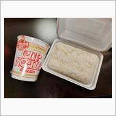 3時間遅れで出てきた昼食はカ ...