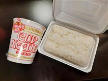 3時間遅れで出てきた昼食はカップ麺と冷えたご飯