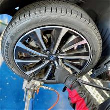 新旧レヴォーグSTIスポーツにスタッドレスタイヤを装着。新型も先代も225/45R18サイズの“BLIZZAK VRX3”をセットしました!! 最新スタッドレスで冬道も快適に。