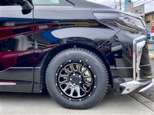 冬仕様のアルファードは、個性を際立たせて“DELTA FORCE OVAL”のブラックマシニングをチョイス。ファットなスタッドレスとの組み合わせがとっても新鮮です。