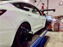最先端の電気自動車“テスラ モデル3”の下回りを覗いてみたら、アンダーカバーの脱着は必要だけれどアライメント調整は意外とフツー!? フロント/リアのトーと社外アームでリアのキャンバー調整を行いました。