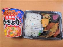 ファミマの幕の内弁当とチキンラーメン屋台のやきとり味！！