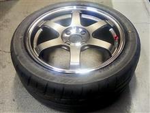 納車されたばかりですが、フロントバンパーをガバッと外して手を付けたのはホーンの交換。心地よく響く“ミツバ スリムスパイラル ホーン”に交換し、ボルクレーシングTE37 SONIC SLも準備万端です。