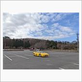 ガラガラ駐車場で遠目ショット