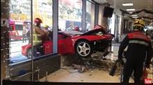 7日前海外ではF社の車が店へ突っ込む！