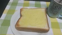 夜中に食パン。
