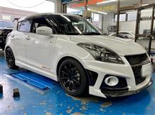あえて全長式ではないクスコ･ストリートA車高調を装着しました。綺麗にしっかりローダウンしても十分にストロークするので、とても乗り易いんです。